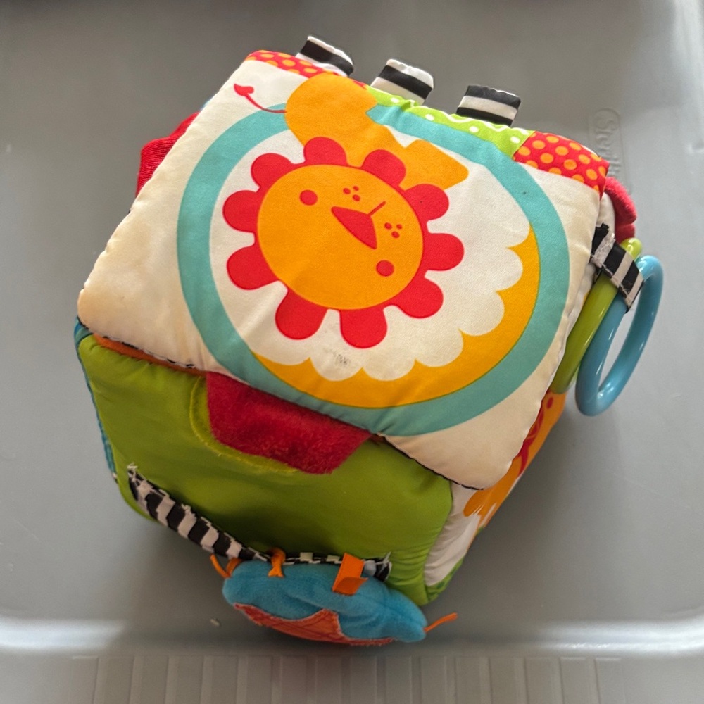 Infantino Colorful Activity Cube